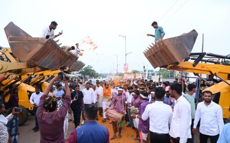 नया रायपुर में जेसीबी से फूल बरसाकर कैबिनेट मंत्री गुरु खुशवन्त साहेब का भव्य स्वागत