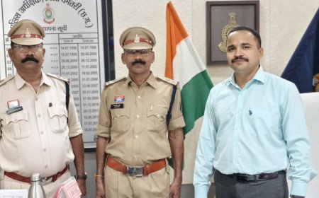 धमतरी पुलिस में दो सहायक उप निरीक्षक को उप निरीक्षक पद पर पदोन्नति, एसपी ने स्टार लगाकर दी बधाई