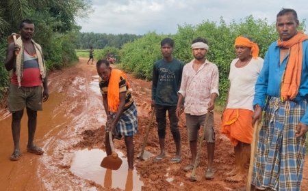 कोंडागांव के ग्रामीण खुद मुरम डालकर सुधार रहे प्रधानमंत्री ग्राम सड़क योजना की जर्जर सड़क