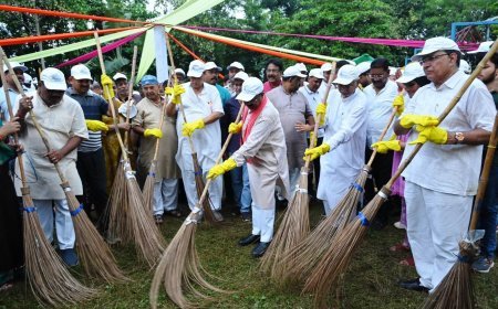 उप मुख्यमंत्री अरुण साव ने किया श्रमदान, स्वच्छता का दिया संदेश; जीएसटी 2.0 पर व्यापारियों संग की चर्चा