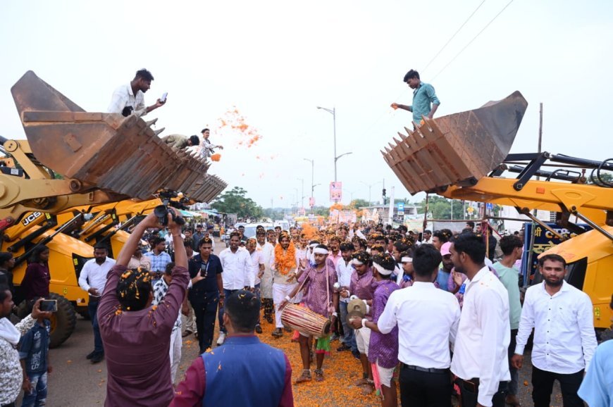 नया रायपुर में जेसीबी से फूल बरसाकर कैबिनेट मंत्री गुरु खुशवन्त साहेब का भव्य स्वागत