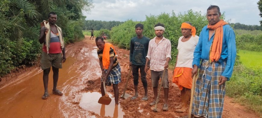 कोंडागांव के ग्रामीण खुद मुरम डालकर सुधार रहे प्रधानमंत्री ग्राम सड़क योजना की जर्जर सड़क