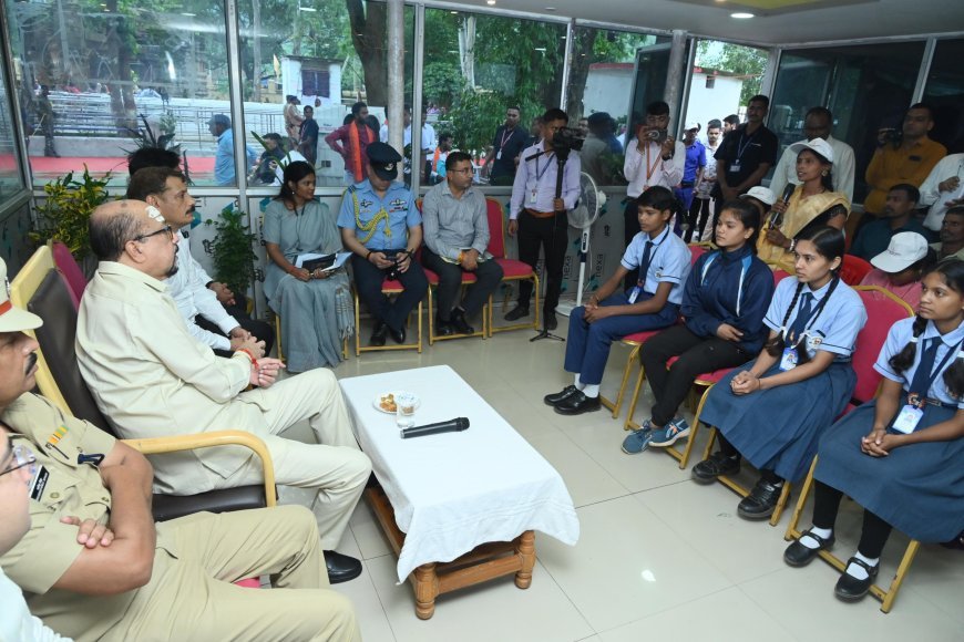 राज्यपाल रमेन डेका ने मेधावी छात्रों से की संवाद, शिक्षा और खेल में सफलता के लिए दिए प्रेरक संदेश