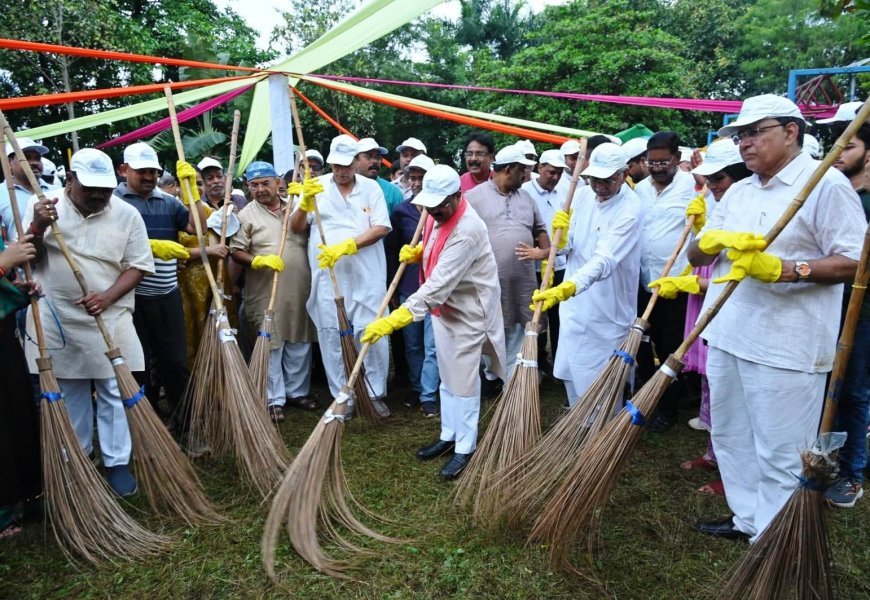 उप मुख्यमंत्री अरुण साव ने किया श्रमदान, स्वच्छता का दिया संदेश; जीएसटी 2.0 पर व्यापारियों संग की चर्चा