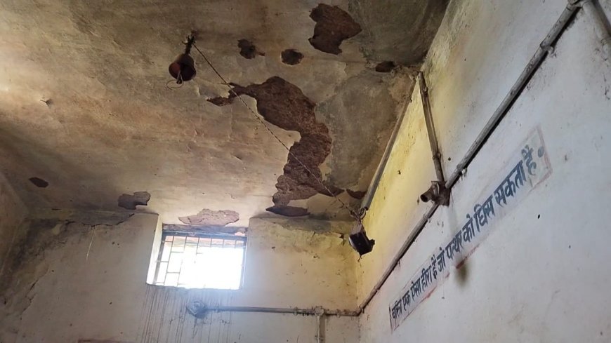 पलस्तर गिरता स्कूल, खतरे में मासूमों की जान: सहसपुर लोहारा के बड़ौदा खुर्द प्राथमिक विद्यालय की हालत जर्जर
