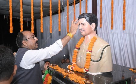 उप मुख्यमंत्री अरुण साव ने शहीद कमलेश साहू की प्रतिमा का अनावरण कर दी श्रद्धांजलि, परिजनों का किया सम्मान