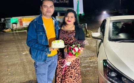मंत्री के निज सचिव ने सड़क पर पत्नी का मनाया बर्थडे, बोनट पर काटा केक, आतिशबाजी से मचाई सनसनी — अब पुलिस ने दर्ज की FIR