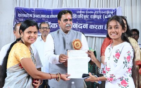 “विधायक राजेश मूणत ने 36 मेधावी छात्रों को दी प्रोत्साहन राशि, स्कूल को दी स्मार्ट क्लास और सोलर पैनल की सौगात”