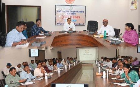मुख्यमंत्री की मंशा के अनुरूप विकास कार्यों में तेजी लाएं — कलेक्टर गोपाल वर्मा