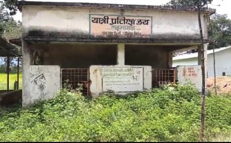 एनएमडीसी की अनदेखी से बदहाल बचेली बस स्टॉप — यात्रियों को हो रही भारी परेशानी