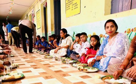 एसडीएम प्रतिमा ठाकरे झा ने बेटे आर्यमन के जन्मदिन पर स्कूल में बच्चों संग बैठकर मनाया न्यौता भोज