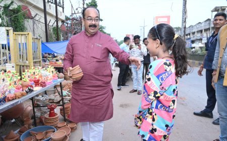 वोकल फॉर लोकल: डिप्टी सीएम अरुण साव ने बाजार से की दिवाली खरीदी, छोटे व्यापारियों संग मनाई खुशियाँ