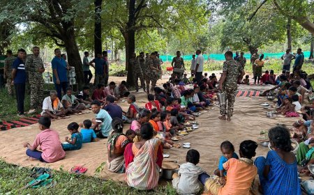 नक्सल प्रभावित सुकमा में द्वितीय वाहिनी बटालियन के जवानों ने ग्रामवासियों के साथ मनाई दीपावली, आपसी सौहार्द का दिया संदेश