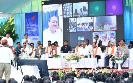 बच्चों के संग विद्यार्थी बने उपमुख्यमंत्री विजय शर्मा, कबीरधाम से हुई स्मार्ट क्लासरूम क्रांति की शुरुआत