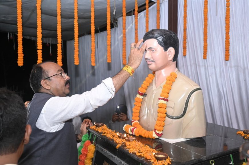 उप मुख्यमंत्री अरुण साव ने शहीद कमलेश साहू की प्रतिमा का अनावरण कर दी श्रद्धांजलि, परिजनों का किया सम्मान