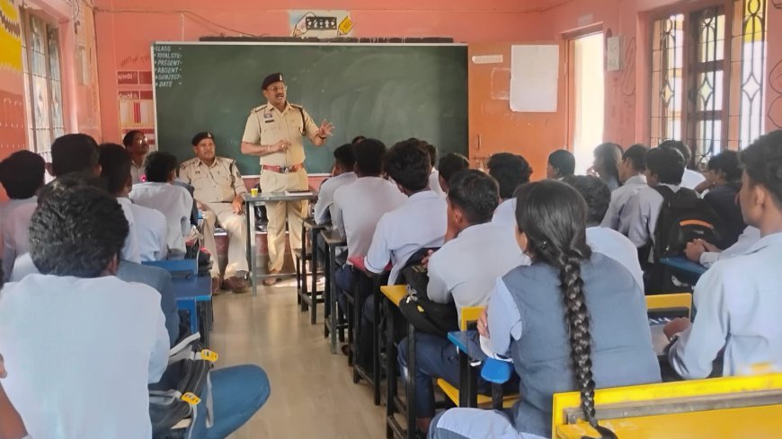 बचेली पुलिस ने स्कूल में चलाया सायबर क्राइम, नशा मुक्ति और यातायात जागरूकता अभियान