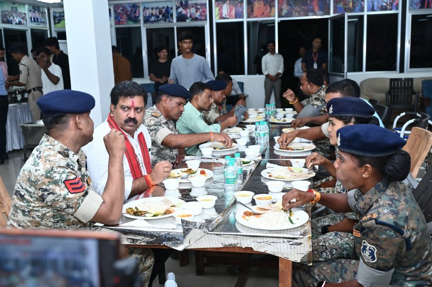 उपमुख्यमंत्री विजय शर्मा ने नक्सल मोर्चे के वीर जवानों के साथ किया रात्रि भोज, साझा किए अनुभव और बस्तर विकास की उपलब्धियां