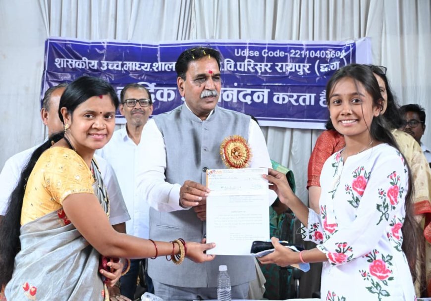 “विधायक राजेश मूणत ने 36 मेधावी छात्रों को दी प्रोत्साहन राशि, स्कूल को दी स्मार्ट क्लास और सोलर पैनल की सौगात”