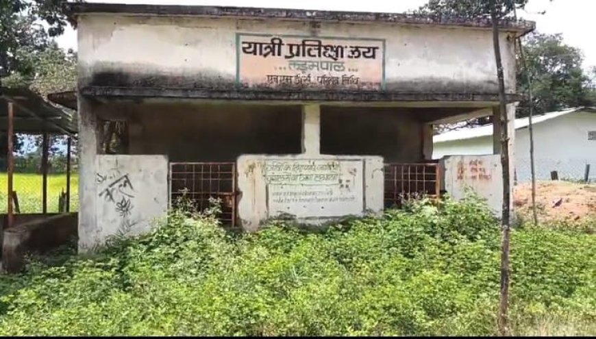 एनएमडीसी की अनदेखी से बदहाल बचेली बस स्टॉप — यात्रियों को हो रही भारी परेशानी