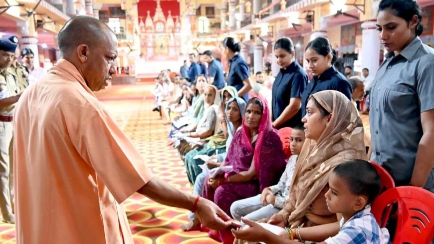 'जनता दर्शन' में मुख्यमंत्री योगी आदित्यनाथ ने सुनी पीड़ितों की समस्याएं, पुलिस, आर्थिक सहायता और जमीन विवाद का दिया तत्काल समाधान का भरोसा