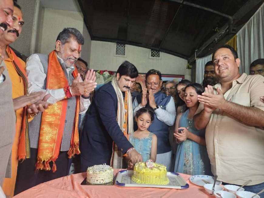 मुख्यमंत्री विष्णु देव साय की उपस्थिति में प्रदेश प्रवक्ता अमित चिमनानी का जन्मदिन हर्षोल्लास से मनाया गया