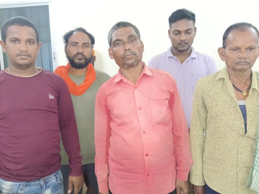 धमतरी पुलिस का बड़ा अभियान: तीन स्थानों पर रेड, 17 जुआरी गिरफ्तार, 2.72 लाख रूपये जब्त