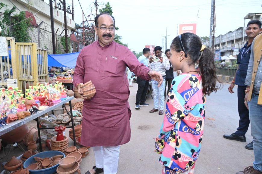 वोकल फॉर लोकल: डिप्टी सीएम अरुण साव ने बाजार से की दिवाली खरीदी, छोटे व्यापारियों संग मनाई खुशियाँ