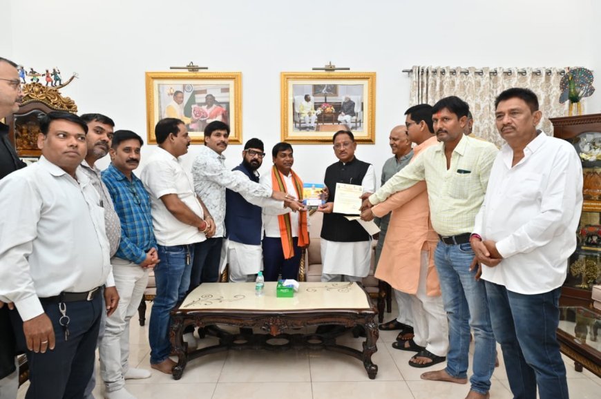 छठ महापर्व आयोजन समिति महादेव घाट रायपुर ने मुख्यमंत्री विष्णु देव साय को छठ पूजा में सम्मिलित होने का आमंत्रण दिया