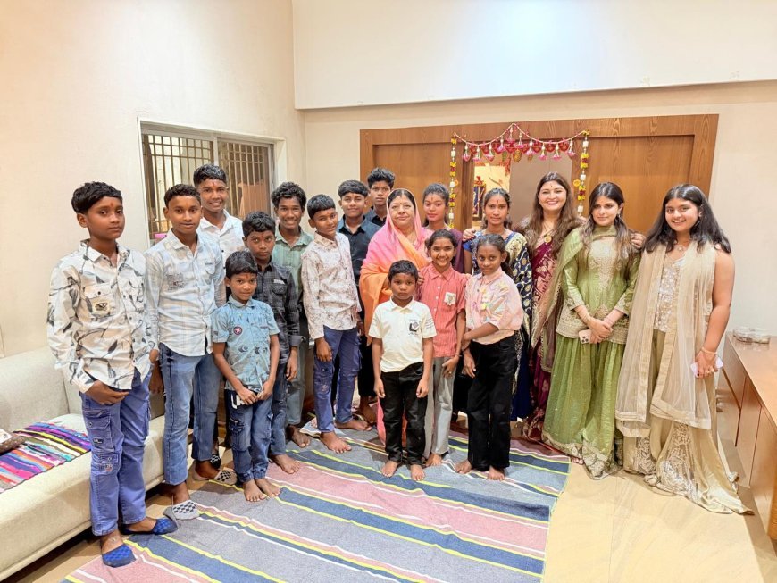 पंडरिया विधायक भावना बोहरा ने ग्राम सेमरहा के बच्चों के साथ मनाई दीपावली, बच्चों के साथ किया भोजन