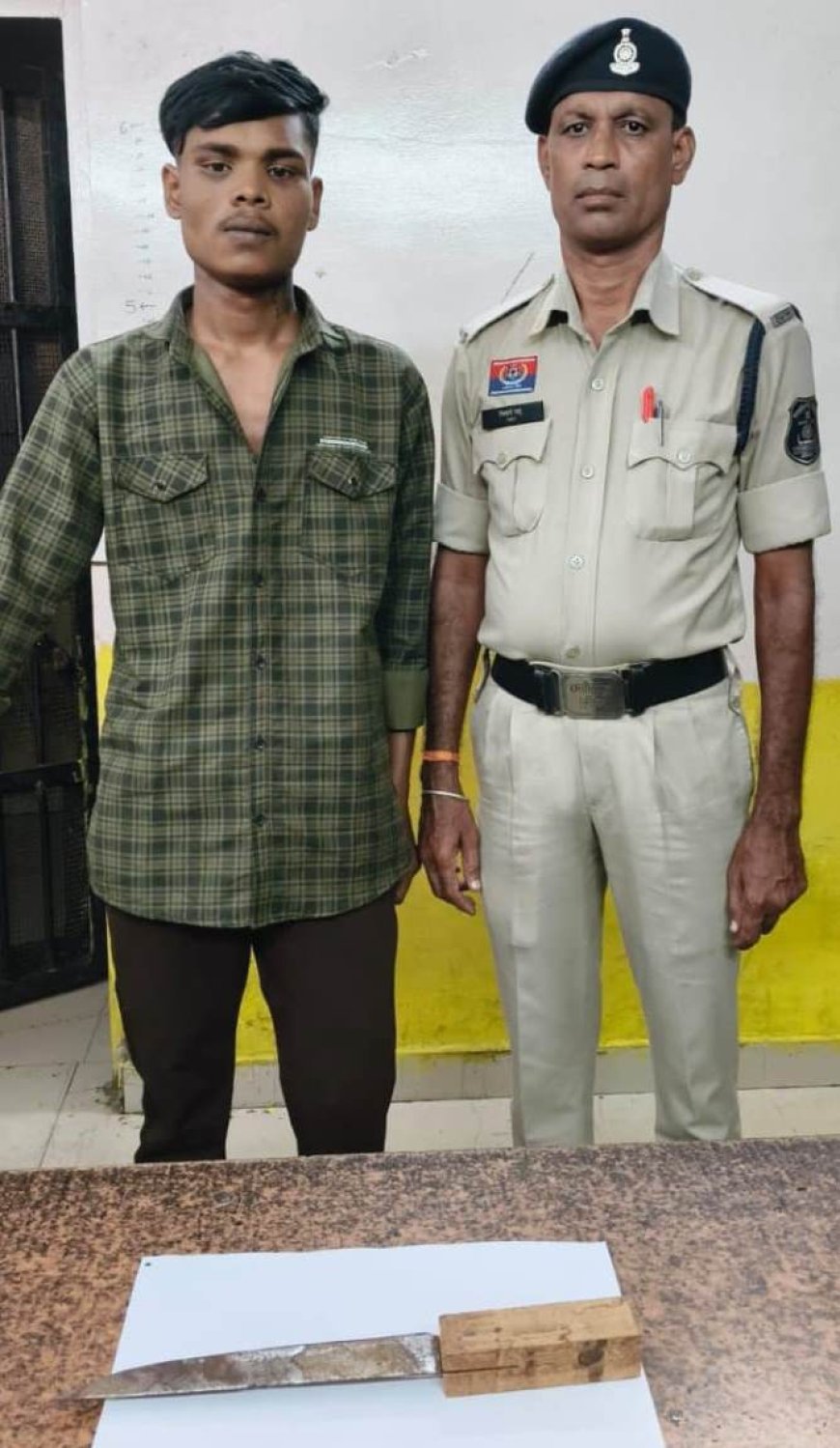 खमतराई पुलिस की त्वरित कार्रवाई: धारदार चाकू लहराते दो आरोपी गिरफ्तार, आर्म्स एक्ट के तहत मामला दर्ज