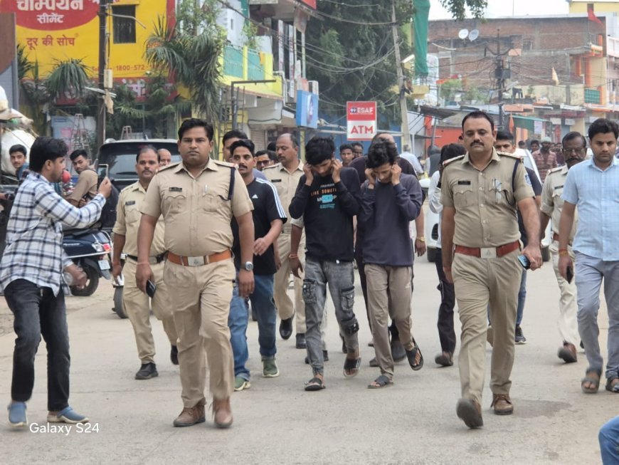 हटा में उपद्रवियों का पुलिस ने निकाला जुलूस, कान पकड़वाकर अपराध न करने की दिलाई शपथ