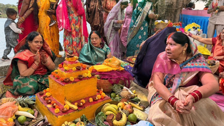 नरैया तालाब में 40 वर्षों से आस्था की परंपरा कायम, हजारों व्रतियों ने डूबते सूर्य को दिया अर्घ्य