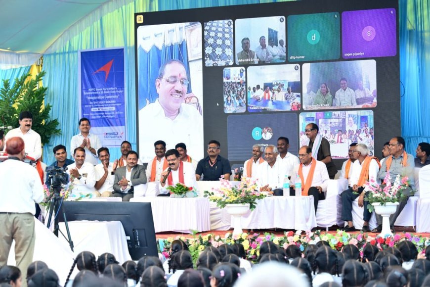 बच्चों के संग विद्यार्थी बने उपमुख्यमंत्री विजय शर्मा, कबीरधाम से हुई स्मार्ट क्लासरूम क्रांति की शुरुआत