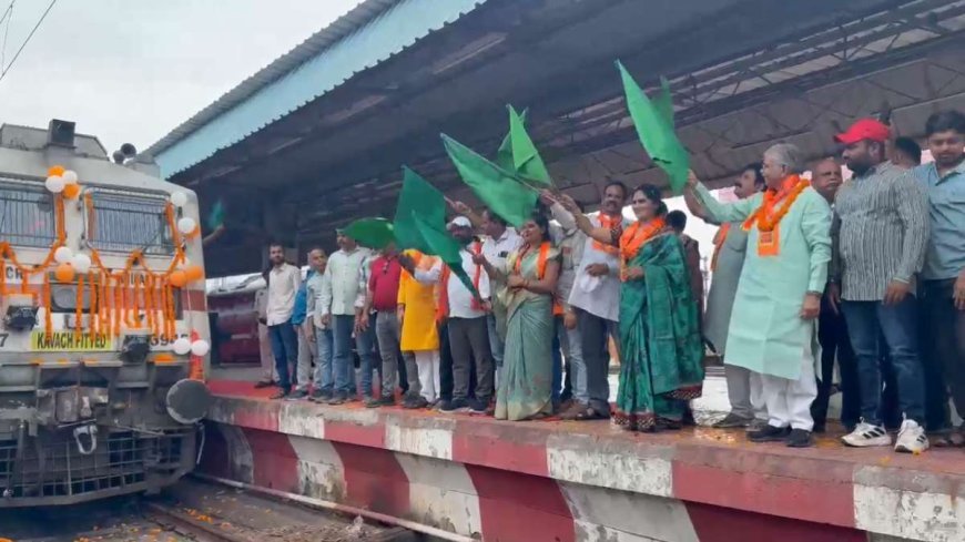 ‘श्री राम लला दर्शन योजना’ के तहत श्रद्धालुओं से भरी ट्रेन अयोध्या के लिए रवाना, विधायक धरमलाल कौशिक ने दिखाई हरी झंडी