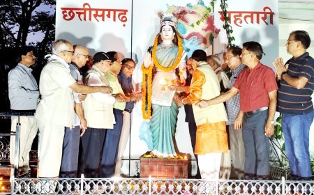 राज्य स्थापना दिवस पर कलेक्ट्रेट परिसर में छत्तीसगढ़ महतारी का पूजन, दीपों की रौशनी में निखरी भक्ति और गौरव की छटा
