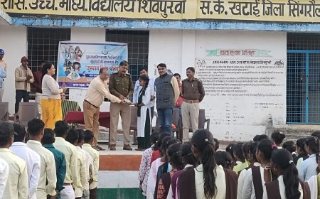 गढ़वा थाना प्रभारी विद्यावारिधि तिवारी ने मुस्कान अभियान के तहत छात्रों को किया जागरूक, नशे से दूर रहने की दी सीख