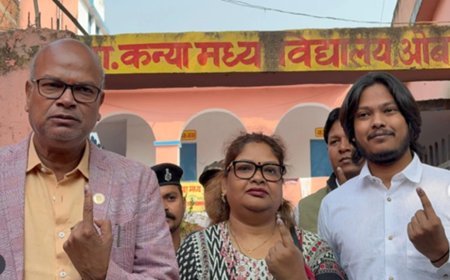 ई-रिक्शा से मतदान करने पहुंचे बिहार कांग्रेस अध्यक्ष राजेश राम, पत्नी और बेटे ने भी किया मतदान