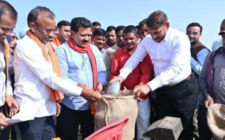 कवर्धा: उपमुख्यमंत्री विजय शर्मा ने महाराजपुर केंद्र से धान खरीदी महापर्व का किया शुभारंभ