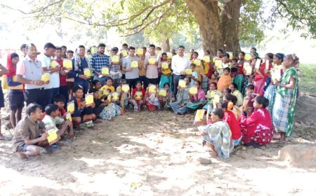 दुर्गम ग्राम गमपुर पहुँची जनपद टीम, 60 जॉब कार्ड और 68 मतदाता कार्ड वितरित