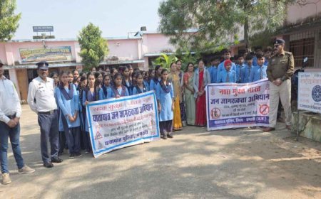 धमतरी पुलिस का जागरूकता अभियान: छात्रों को दी यातायात नियमों एवं नशामुक्ति की जानकारी