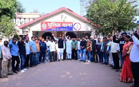 सरस्वती नगर थाने का घेराव: युवाओं पर हुई FIR के विरोध में कांग्रेस का प्रदर्शन तेज