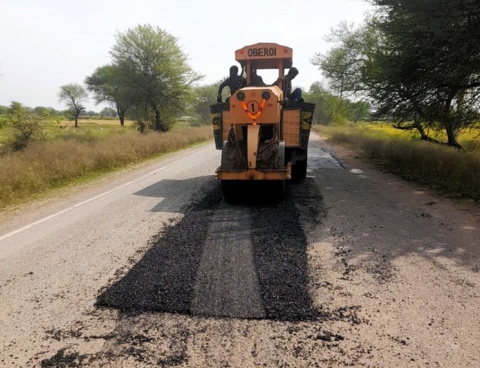राजनांदगांव-अर्जुंदा-गुंडरदेही मार्ग पर मरम्मत कार्य तेज़ी से जारी, 20 गांवों को मिलेगा लाभ