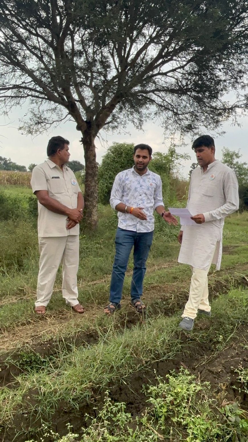 मचागोर से बेलखेड़ा मार्ग बदहाल, सड़क की जगह दलदल से गुजरने को मजबूर ग्रामीण