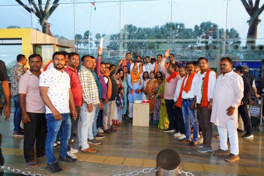 विधायक ललित चंद्राकर का रायपुर एयरपोर्ट पर भव्य स्वागत, बिहार चुनाव प्रचार से लौटे दुर्ग ग्रामीण विधायक का कार्यकर्ताओं ने किया अभिनंदन