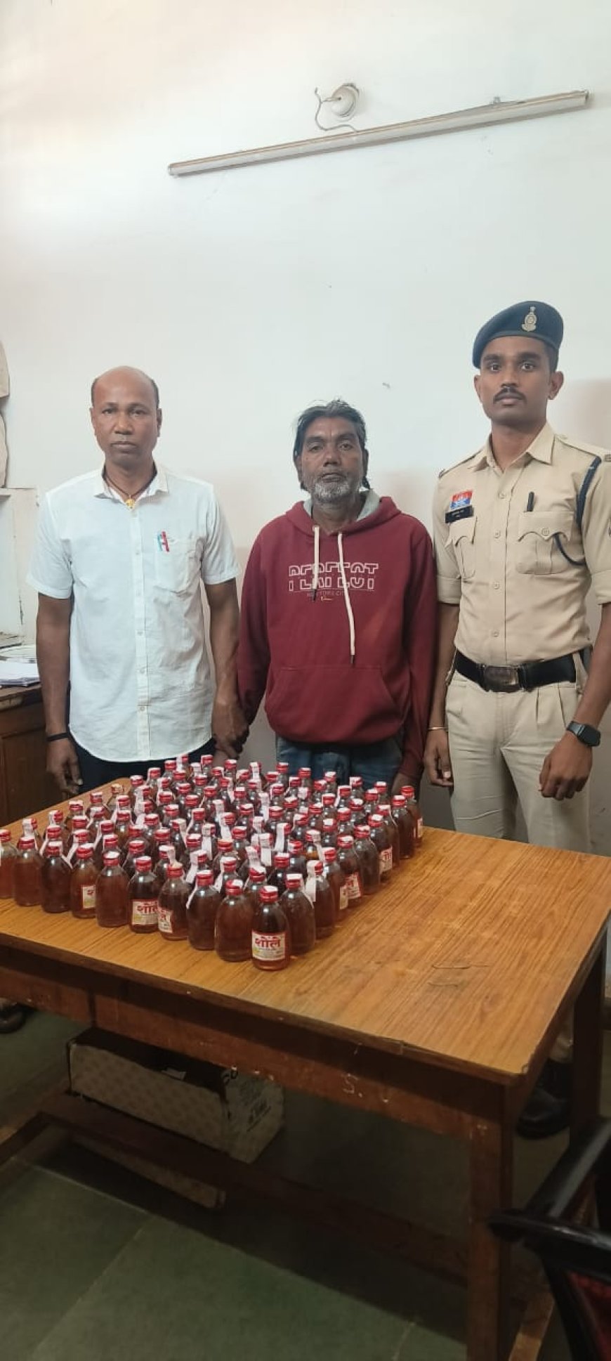 थाना खरोरा पुलिस ने अवैध शराब के साथ आरोपी को किया गिरफ्तार