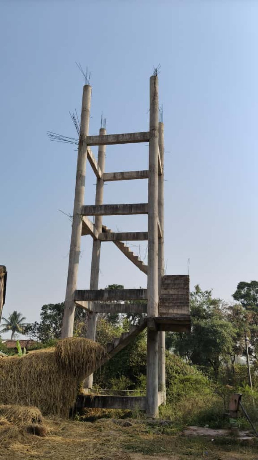 खैरागढ़ के मंडला में जल जीवन मिशन की लापरवाही उजागर, महीनों से अधूरी पानी टंकी से ग्रामीण परेशान