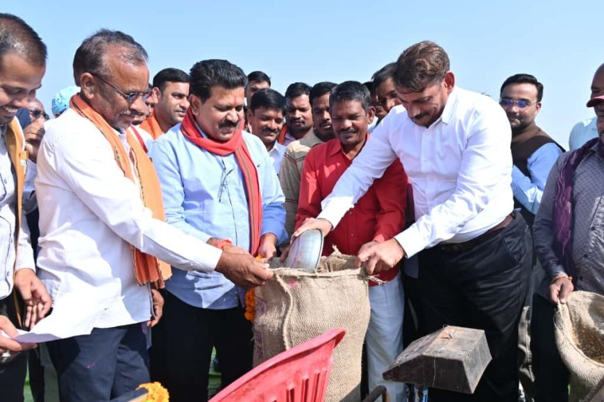 कवर्धा: उपमुख्यमंत्री विजय शर्मा ने महाराजपुर केंद्र से धान खरीदी महापर्व का किया शुभारंभ