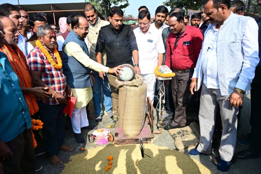 सहकारी सोसायटी सेंदरी में उप मुख्यमंत्री अरुण साव ने किसानों का सम्मान कर धान खरीदी का किया शुभारंभ