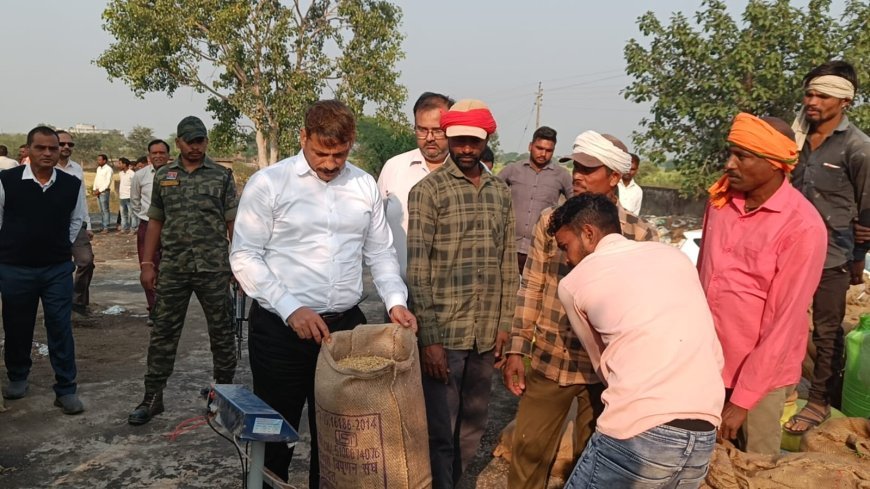 कलेक्टर गोपाल वर्मा ने कोठार धान खरीदी केंद्र का निरीक्षण, किसानों से ली जमीनी जानकारी