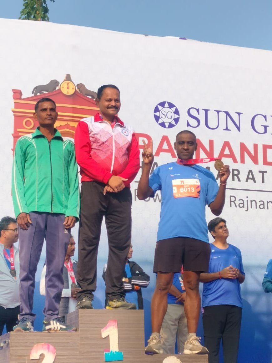 राजनांदगांव हाफ मैराथन 2025 में कामता साहू ने जीता रजत पदक